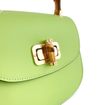 Дамска чанта от естествена кожа с бамбукова дръжка - зелена