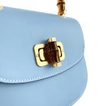 Дамска чанта от естествена кожа с бамбукова дръжка - светло синя