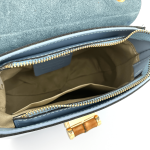 Дамска чанта от естествена кожа с бамбукова дръжка - светло синя